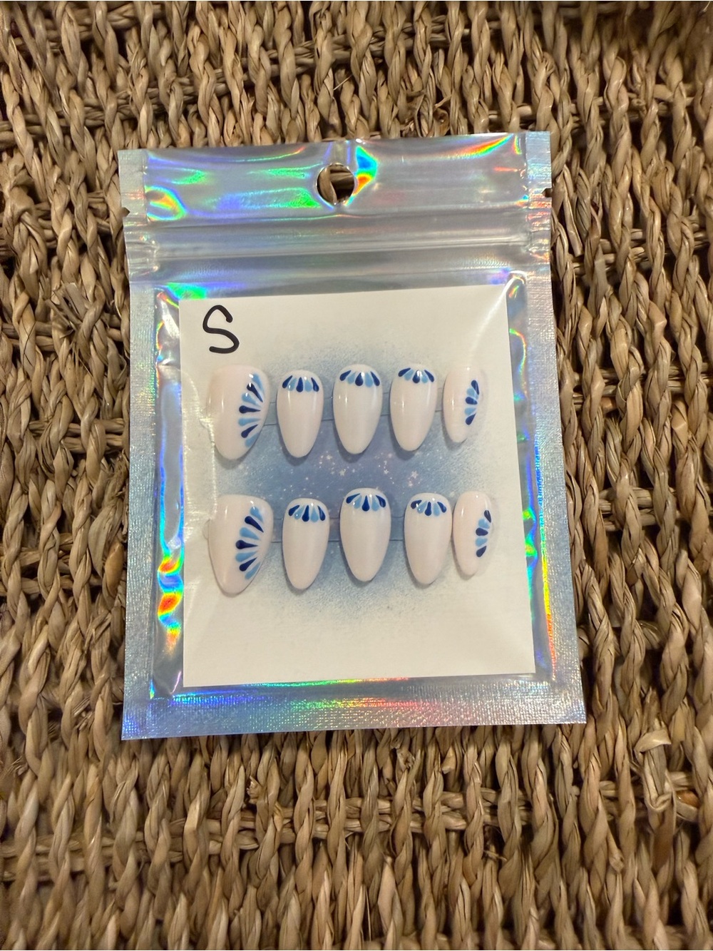 💙 White and Blue Press-On Nail Set - 10 Piece